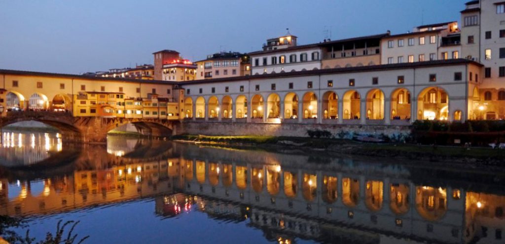 Il Corridoio Vasariano lungo la rive dell'Arno a Firenze