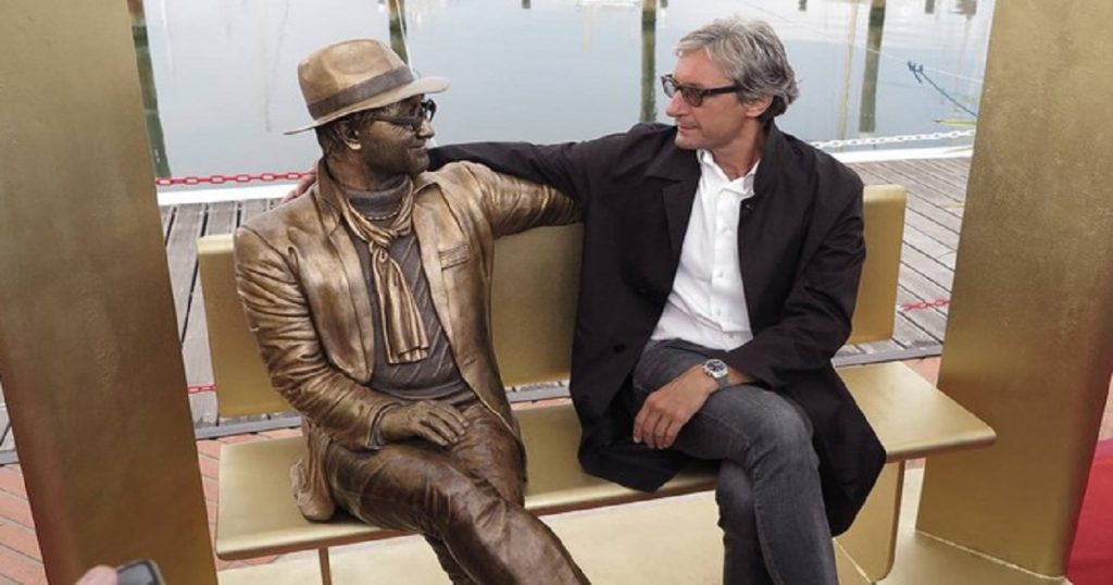 Lucio Dalla statua Rimini: il cantautore rivive in Darsena