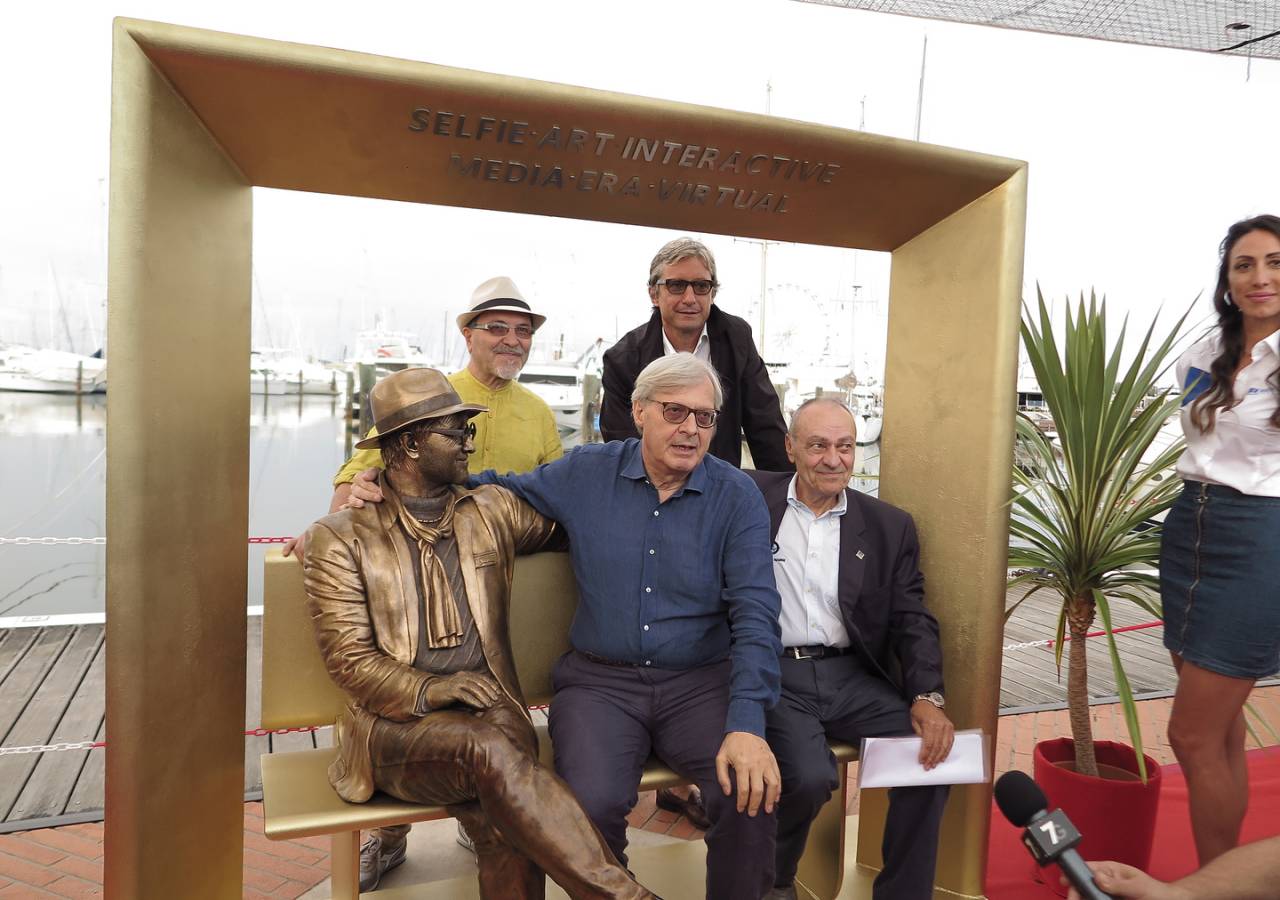 Lucio Dalla statua Rimini: il cantautore rivive in Darsena 